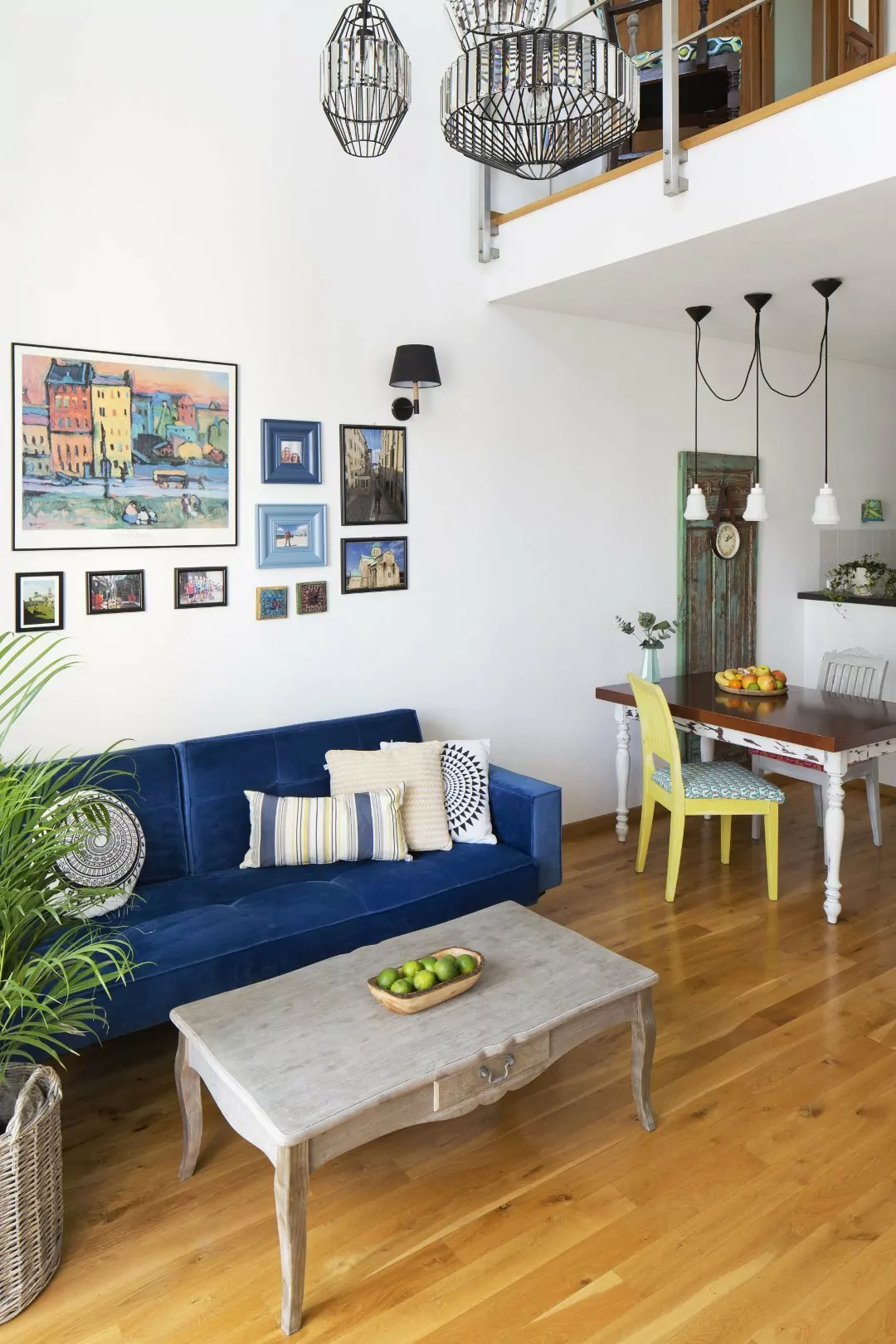 Kolorowe mieszkanie,mieszkanie boho,kolor w salonie, Salon połączony w kuchnią, niebieska kanapa, stół vintage, żółte krzesło, szary stolik kawowy, palma,