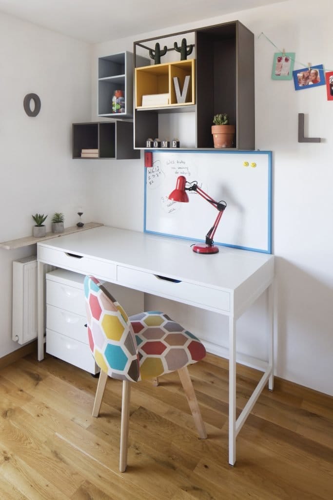 pok&oacute;j dziecka,biurko białe, biała szafka pod biurkiem,kolorowy fotel, czerwona lampka biurkowa, p&oacute;kli szare i niebieskie vox muto