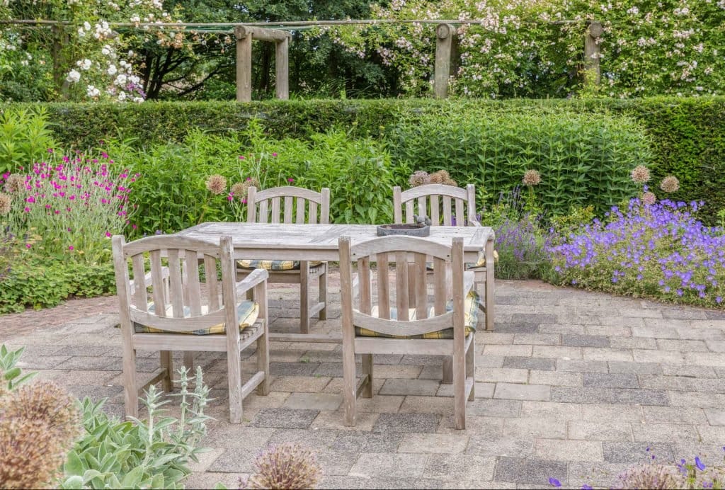 Meble ogrodowe drewniane Drewniany komplet ogrodowy szary_Ogród na wiosnę