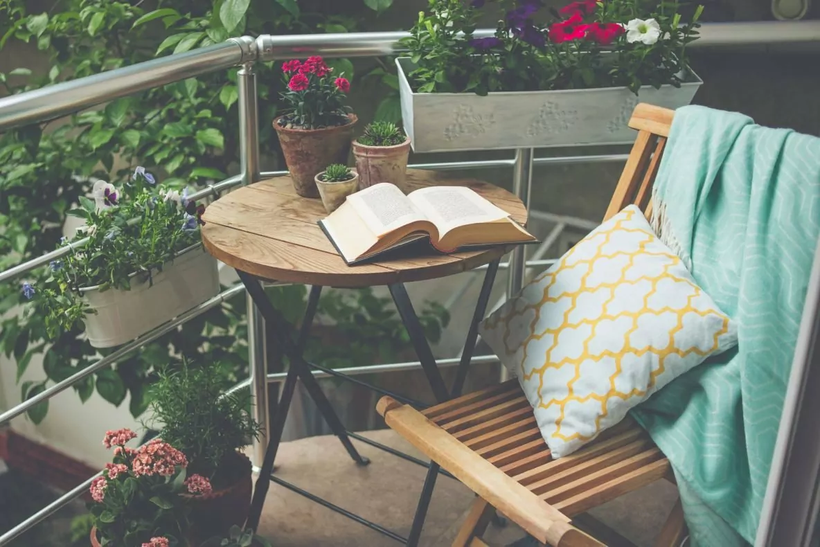 Ogród na wiosnę,Piękny taras lub balkon z małym stołem, krzesłem i kwiatami_Ogród na wiosnę