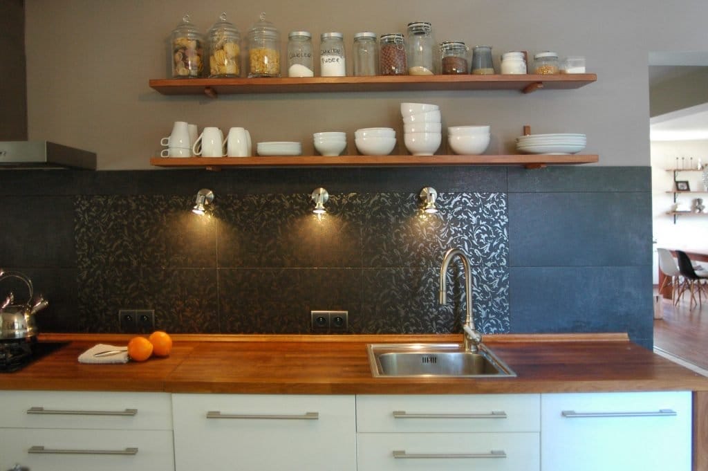 Wiszące, drewniane półki_kuchnia Wiszące, drewniane półki_kuchnia