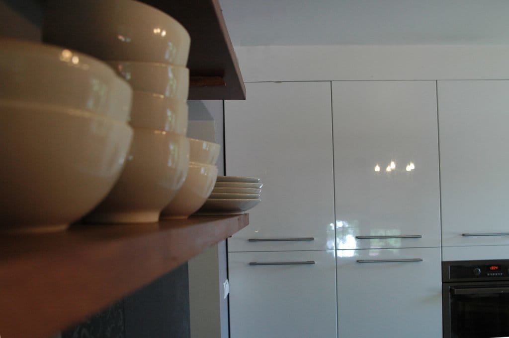 Wiszące, drewniane półki nad blatem|_kuchnia Wiszące, drewniane półki nad blatem|_kuchnia