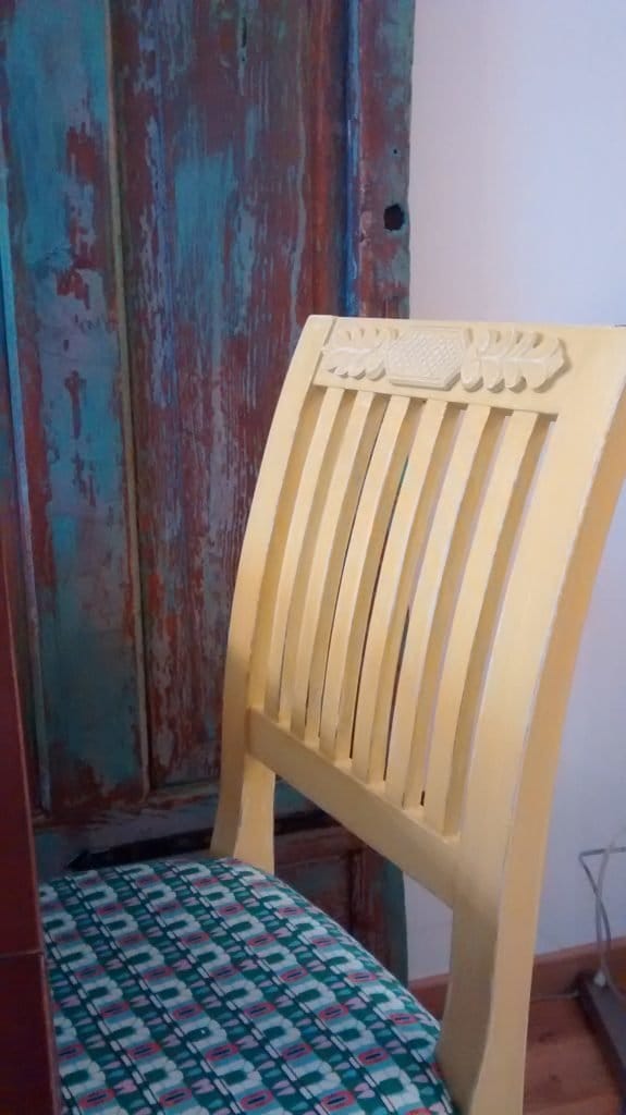 Renowacja mebli, metamorfoza starych mebli, renowacja mebli warszawa, stare meble w stylu boho, metamorfoza mebli vintage, stare meble vintage po renowacji, renowacja ram i mebli warszawa, przerabianie mebli vintage, renowacja mebli vintage, krzesło ż&oacute;łte z dekorem, przecierane, styl vintage, styl shabby chic,farby annie sloan, meble vintage, przemiany starych mebli
