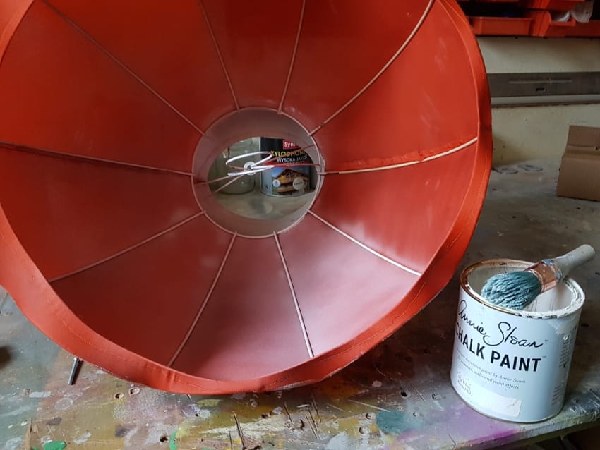 jak odnowić lampę, malowanie abażuru, farby kredowe Annie Sloan, czerwony abażur leży w warsztacie, początek malowania na kolor biały Old White