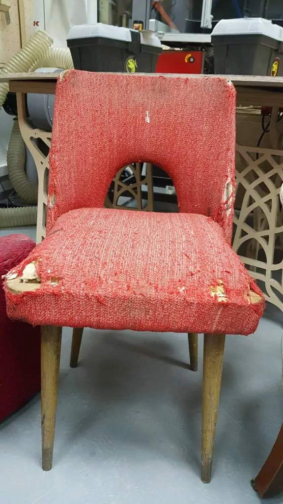 Tapicerowanie, tapicerowanie fotela, tapicerowanie foteli, tapicerowanie mebli diy, tapicerowanie diy, jak uszyć pokrowiec na fotel, jak uszyć pokrowiec na gąbkę, tapicerowanie krzesła, jak uszyć pokrowiec na siedzisko krzesła, jak odnowić stare krzesło tapicerowane