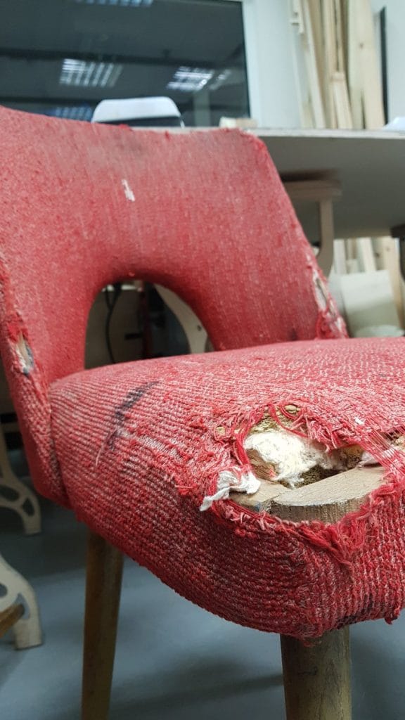 Tapicerowanie, tapicerowanie fotela, tapicerowanie foteli, tapicerowanie mebli diy, tapicerowanie diy, jak uszyć pokrowiec na fotel, jak uszyć pokrowiec na gąbkę, tapicerowanie krzesła, jak uszyć pokrowiec na siedzisko krzesła, jak odnowić stare krzesło tapicerowane