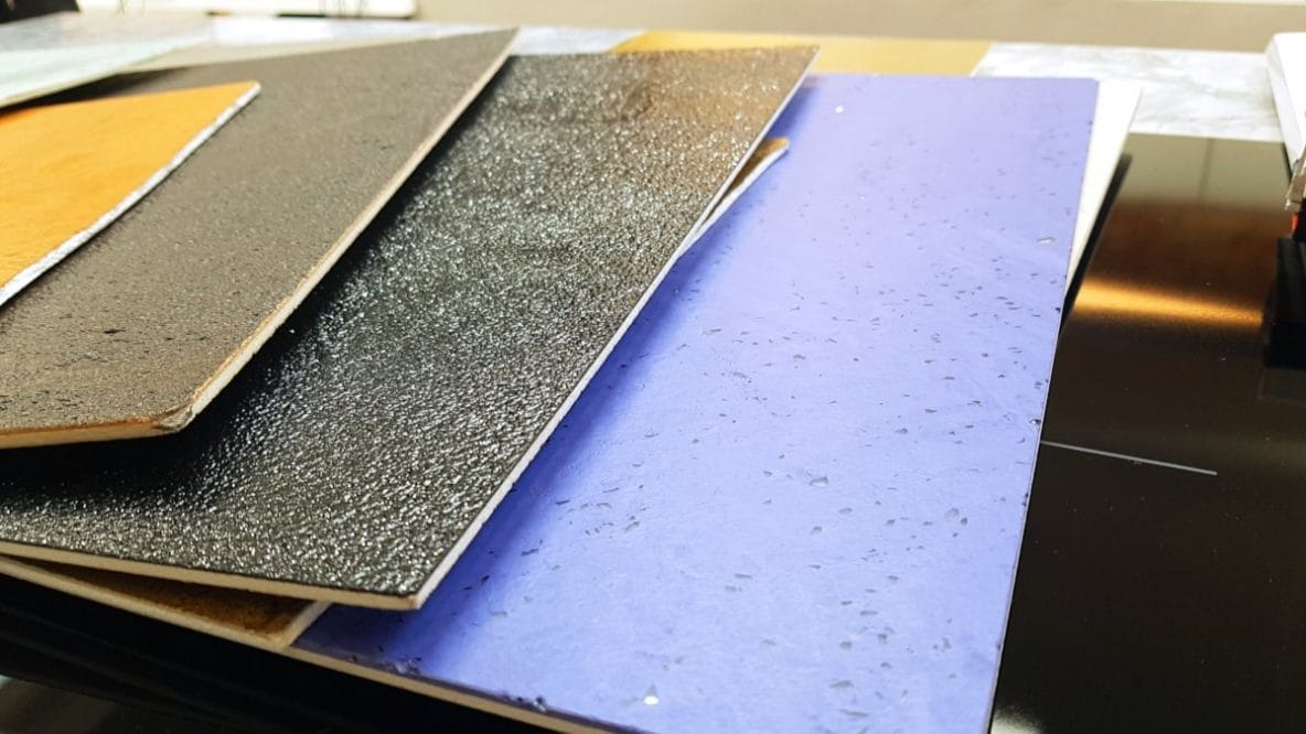 EcoMalta- kosmiczna okładzina do zadań specjalnych 8 Ecomalta, ecomalta cena, okładzina, wzornik kolorów i struktury, wzornik leży na stole z innymi próbkami ecomalty