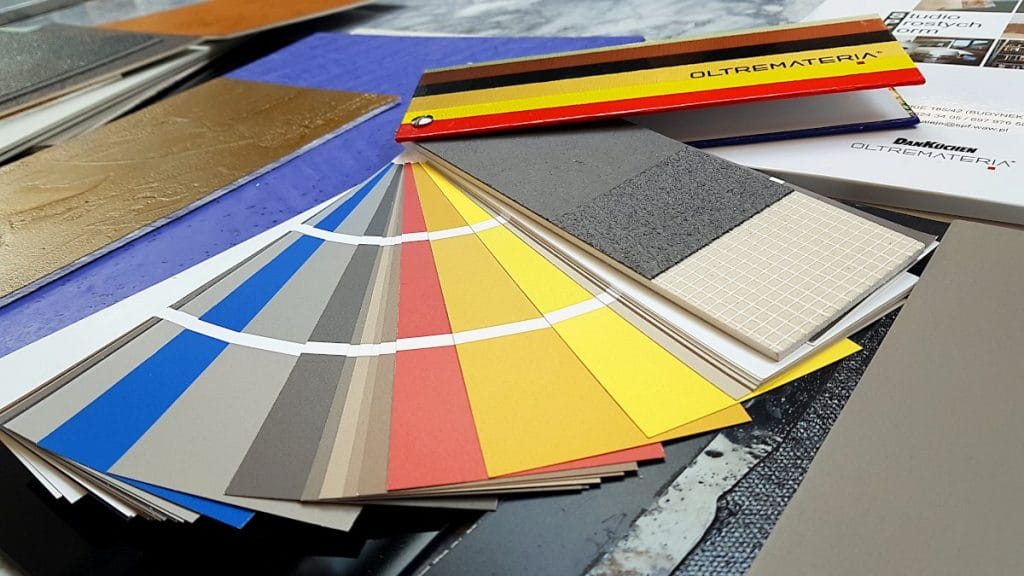 Ecomalta_wzornik kolorów_1200_machinasnu.pl Ecomalta, co na podłogę, okładzina, wzornik kolorów, wzornik struktury, wzornik leży na stole z innymi próbkami ecomalty