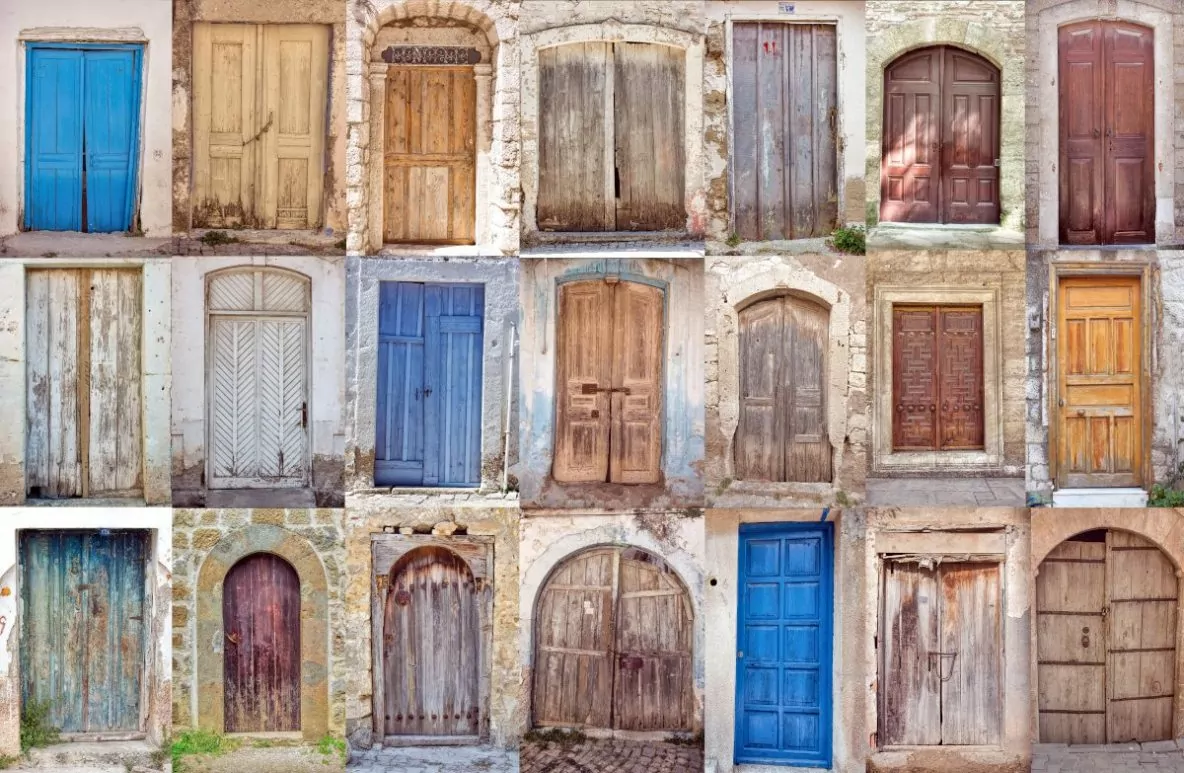 Kolorowe drzwi wejściowe, collage z kolorowymi starymi drzwiami