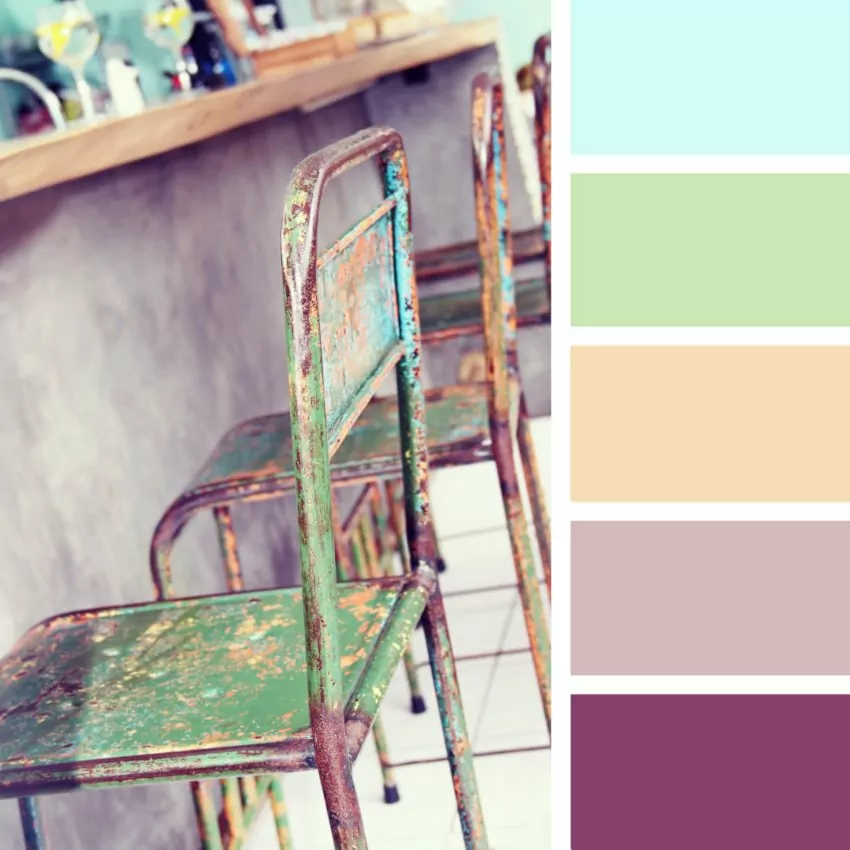 Jak pomalować meble- metalowe krzesła kolorowe, zielone krzesła stoją przy bufecie barku,styl vintage, krzesła vintage