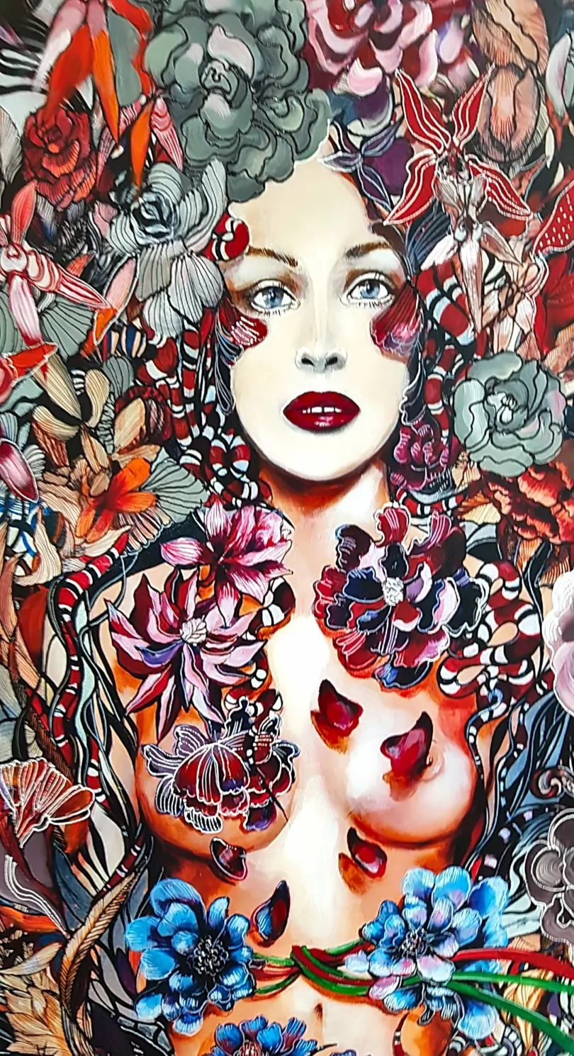 Targi Gift&Deco, obraz malarki Maggie Piu, oraz kobiety ubranej w kwiaty, naga kobieta z czerwonymi ustami, kolorowy obraz, obraz w kolorach czerwieni
