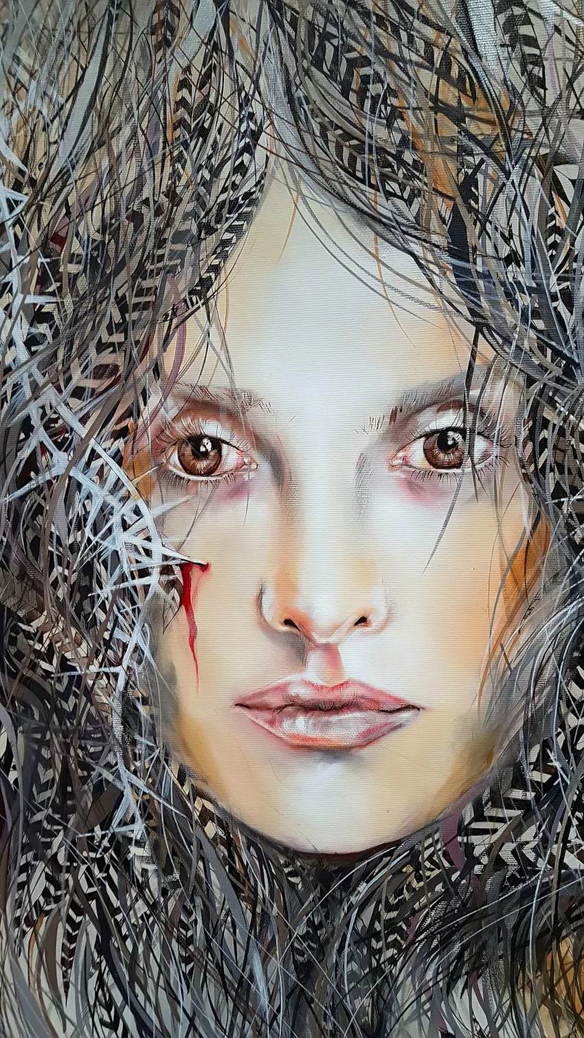 Targi Gift&Deco, obraz malarki Maggie Piu, obrazy z kobietą, twarz zakrwawiona otoczona szarymi piórami, na twarzy skaleczenie z którego wydobywa się krew