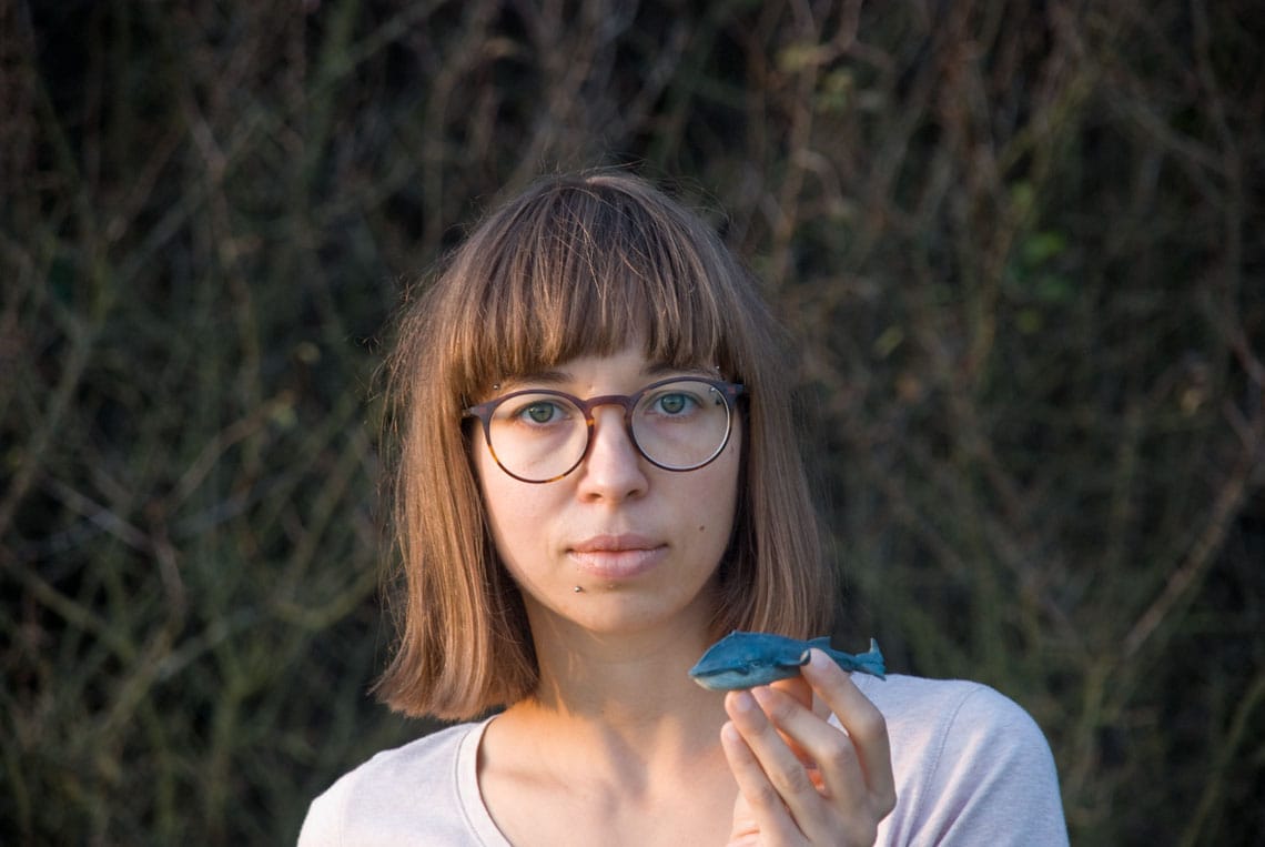 Targi GIFT&DECO Warsaw Show 2019- targi dekoracyjne 17 kobieta trzyma w dłoni małą rzeźbę wieloryba, artystka Joanna Krzepina