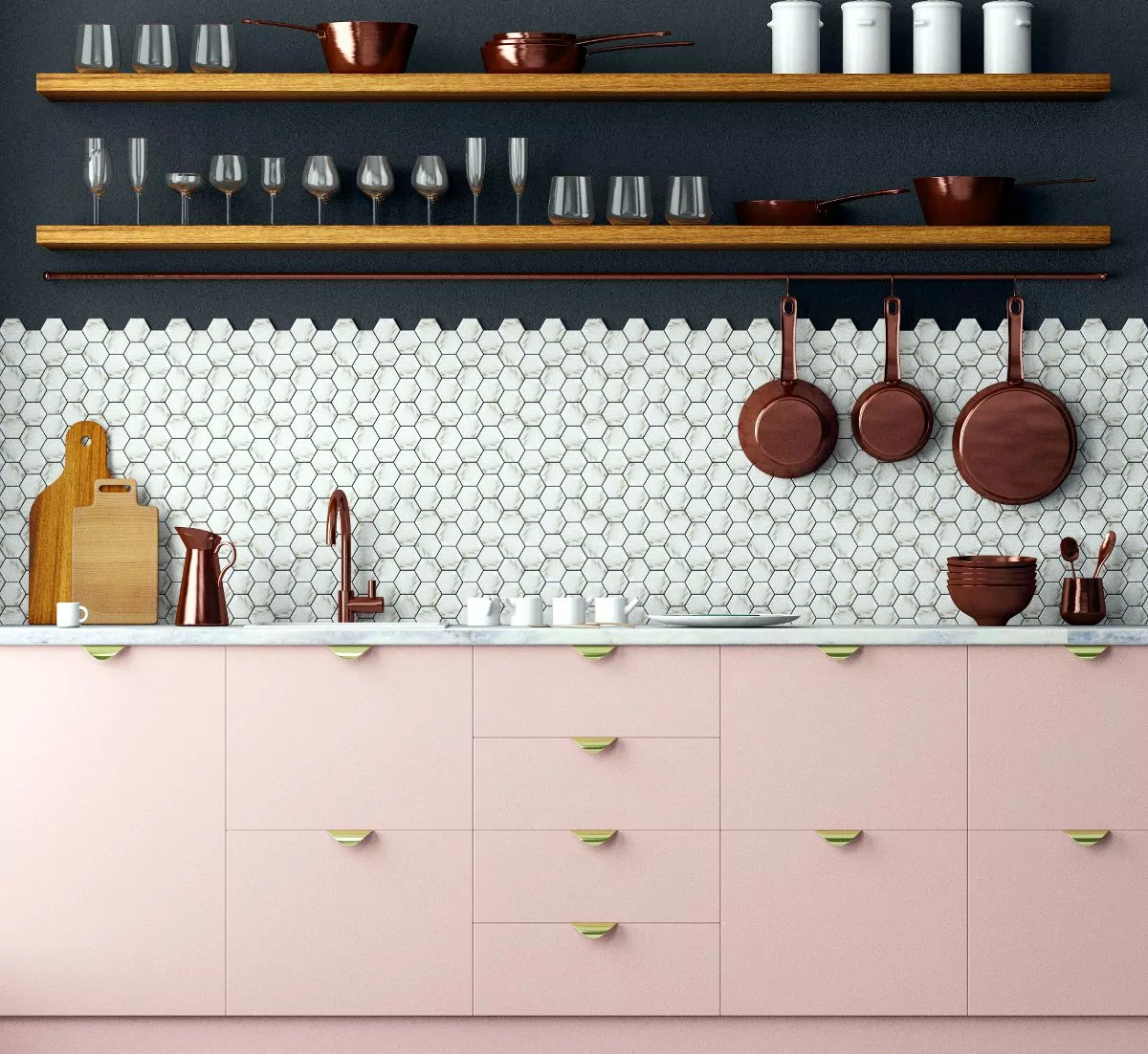 Dlaczego projektant wnętrz, kuchnia z ciemna ścianą różowe szafki kuchenne kuchnia z półkami zamiast szafek wiszących, mozaika na ścianie w kuchni pomiędzy szafkami, złote uchwyty do szafek w kuchni