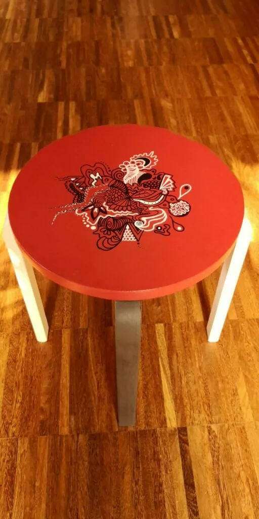 stolek recznie malowany