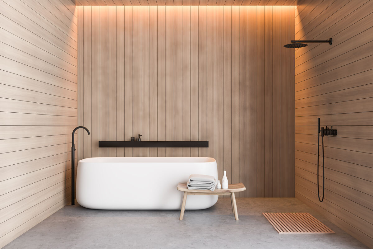 Drewno i gra świateł w nowoczesnej łazience w stylu skandynawskim
