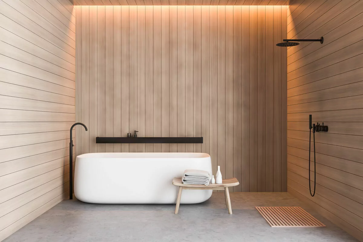 Drewno i gra świateł w nowoczesnej łazience w stylu skandynawskim