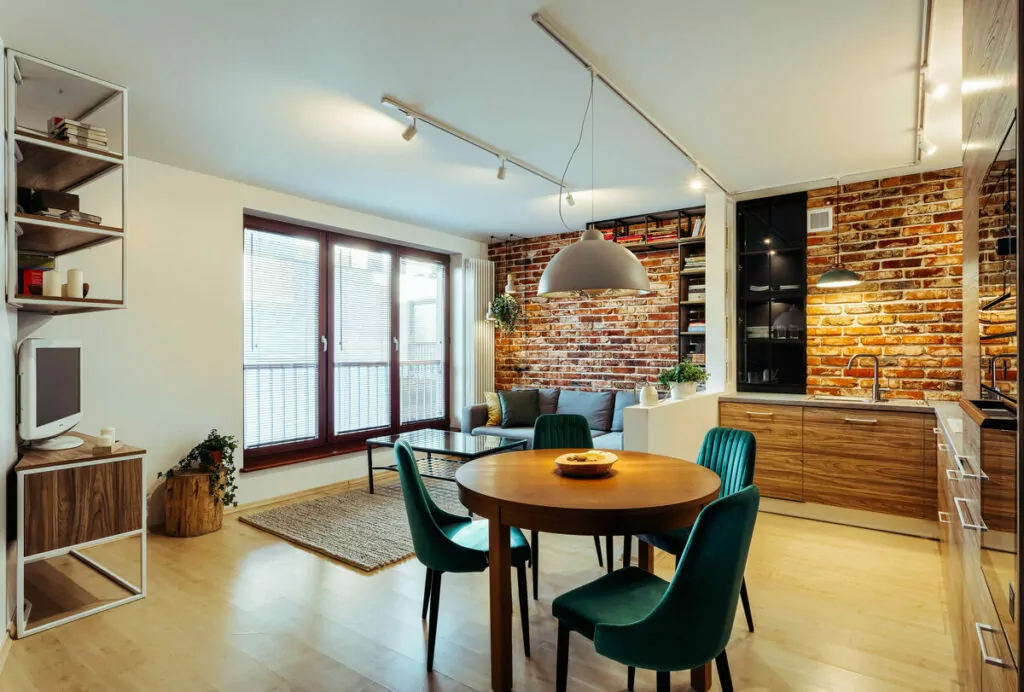 Jak urządzić przytulny salon z jadalnią w małym mieszkaniu?