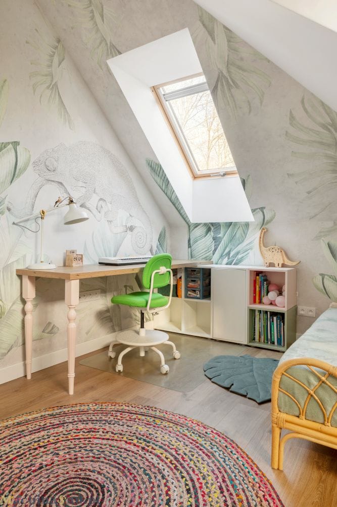 Rustykalna rodzinna oaza z akcentem boho– projekt domu Warszawa Ursus 17 Biurko w pokoju dziecięcym, stworzone do nauki i zabawy.