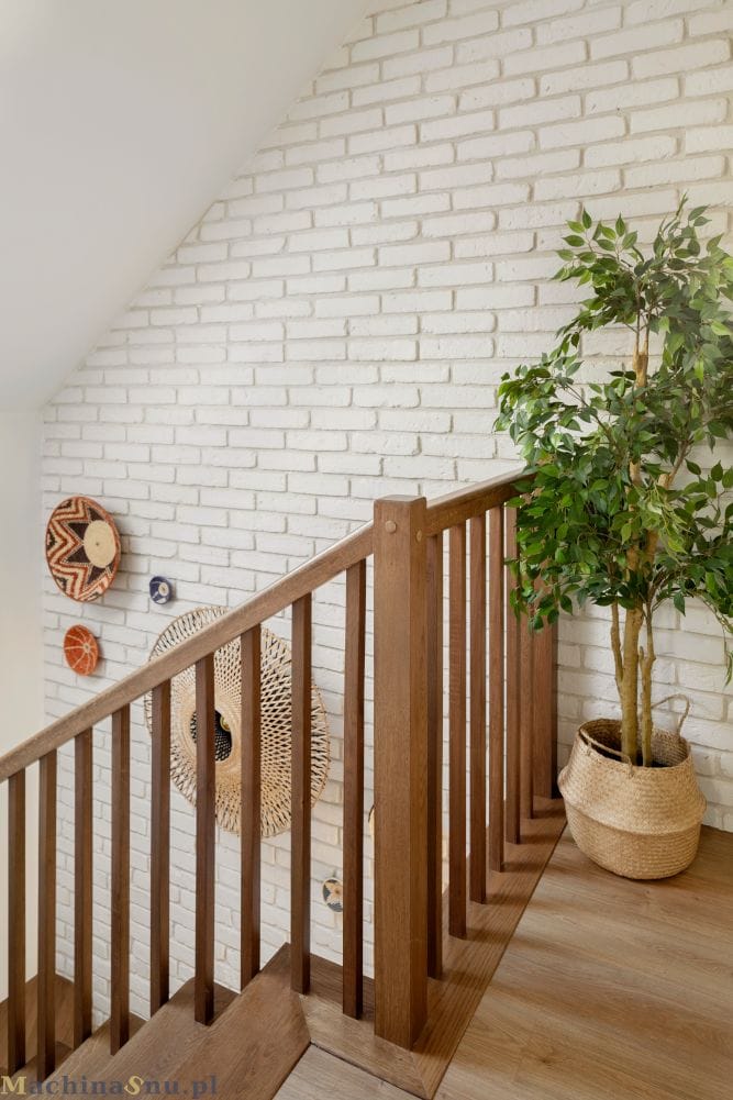 Drewniana Barierka Na Schodach Na poddaszu Bezpieczna i stylowa drewniana barierka na schodach prowadzących na poddasze.