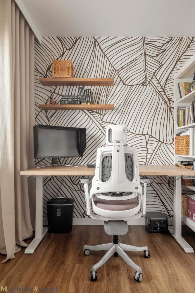 Rustykalna rodzinna oaza z akcentem boho– projekt domu Warszawa Ursus 19 Gabinet z wygodnym fotelem i biurkiem, idealny do pracy zdalnej.