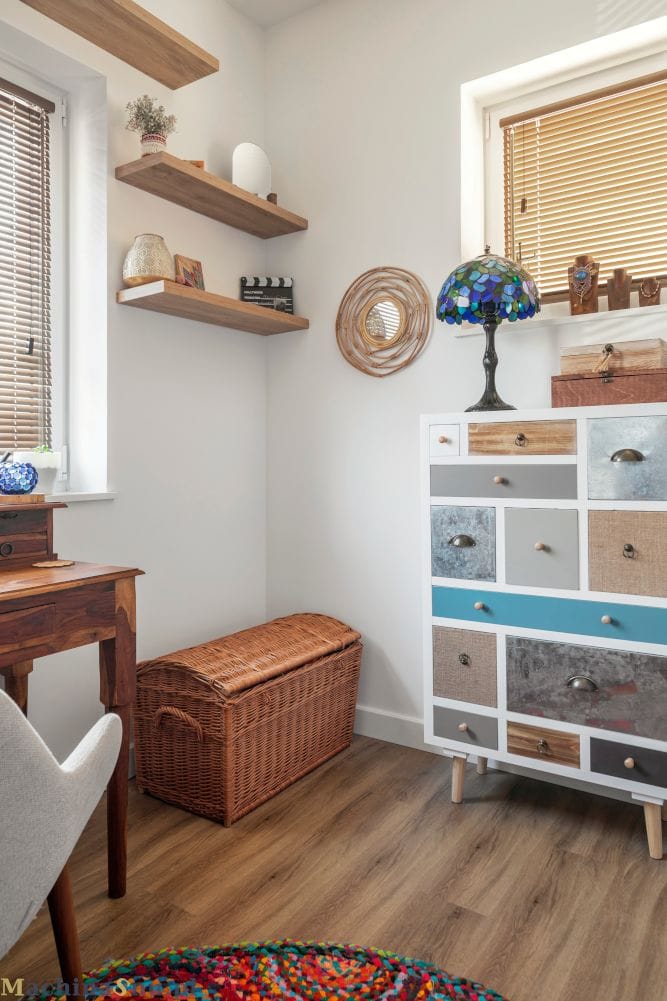 Kolorowa Komoda W Pracowni Damskiej Kolorowa komoda w pracowni, dodająca wnętrzu energii.