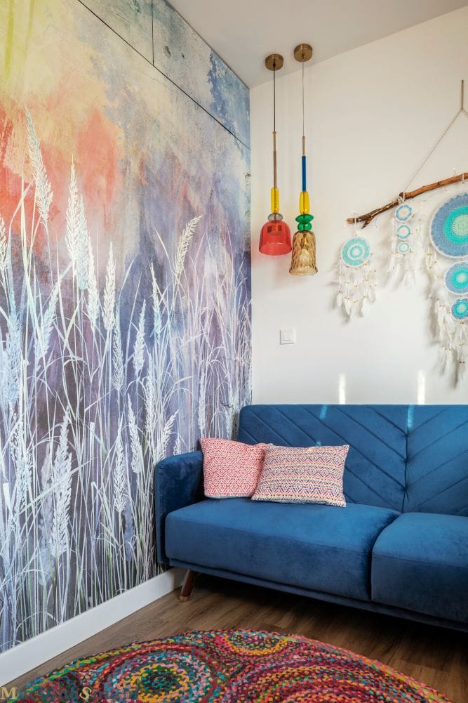 Rustykalna rodzinna oaza z akcentem boho– projekt domu Warszawa Ursus 20 Dekoracyjna tapeta w pracowni, nadająca przestrzeni unikalny charakter.