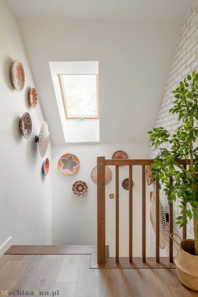 Okno Dachowe Nad Schodami Poddasze Okno dachowe nad schodami, doświetlające przestrzeń i dodające lekkości.