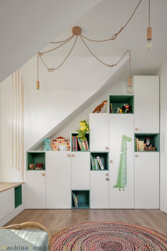 Rustykalna rodzinna oaza z akcentem boho– projekt domu Warszawa Ursus 16 Praktyczne szafki w pokoju dziecięcym, zapewniające miejsce na zabawki i ubrania.