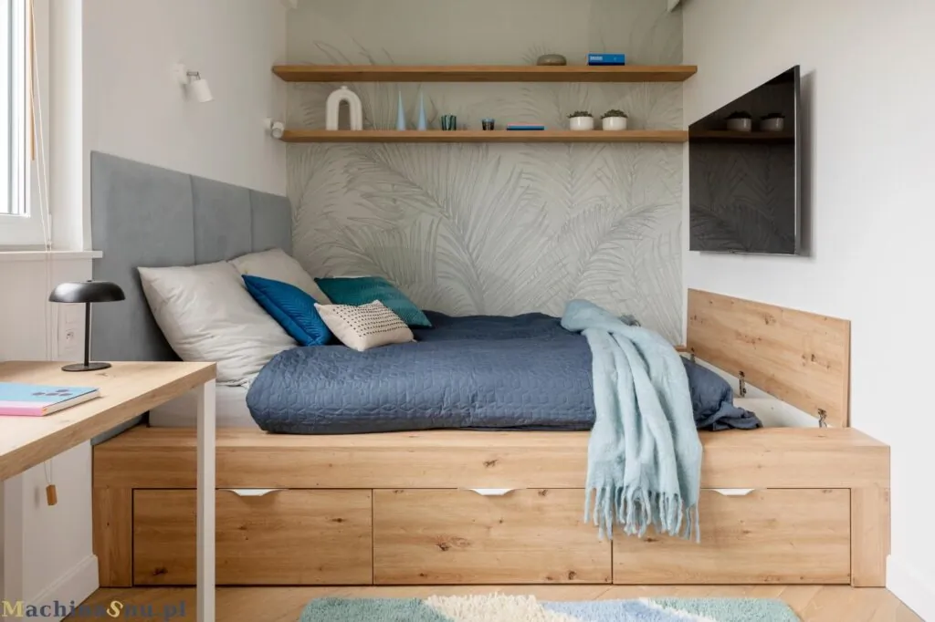 nowoczesna sypialnia schowek w podescie z szufladami