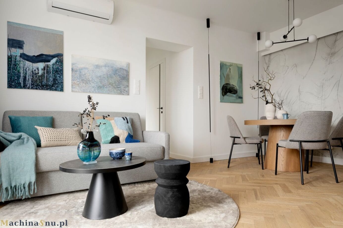 Stół w nowoczesnym salonie w bloku