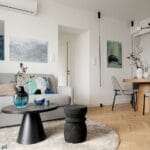 Stół w nowoczesnym salonie w bloku