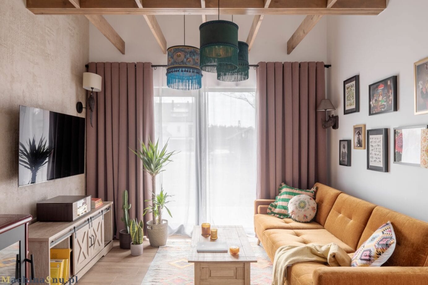 Salon wypełniają odważne barwy, tekstury i wzory – od kolorowych mebli po designerskie lampy.