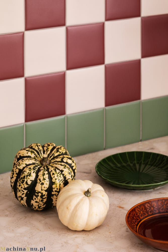 Nowoczesne mieszkanie w stylu PRL- Warszawa Muranów 9 Dekoracyjne dynie w kuchni