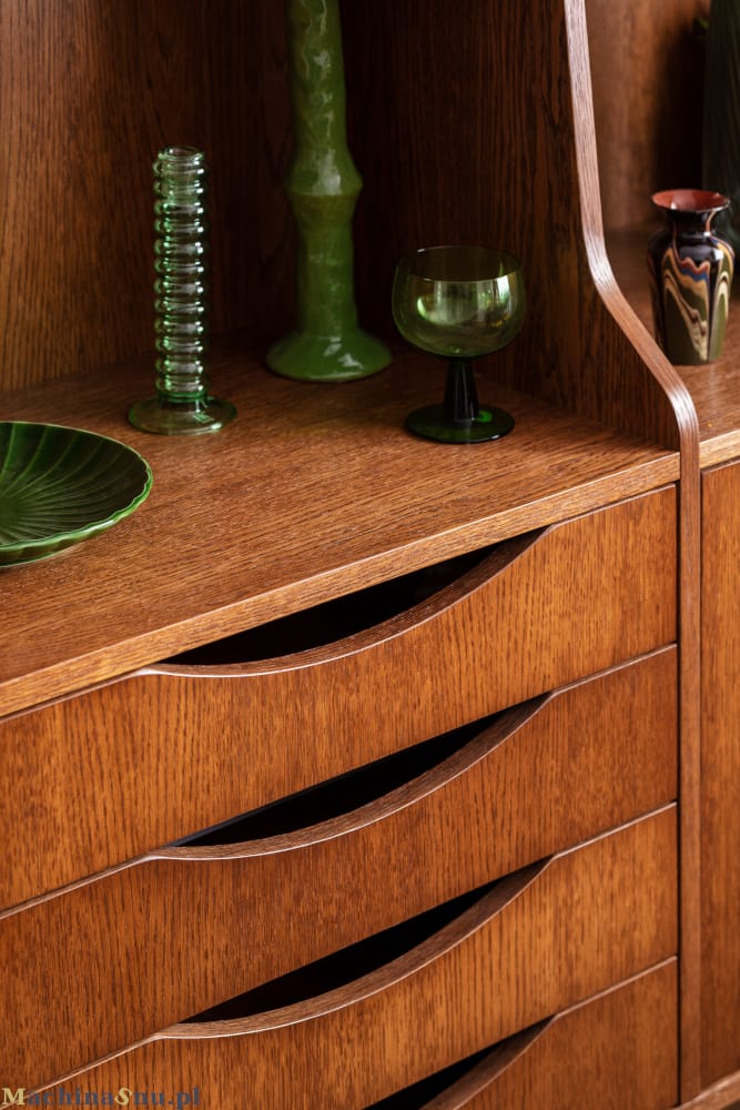 Dekoracje na półkach meblościanki Dekoracje na półkach meblościanki