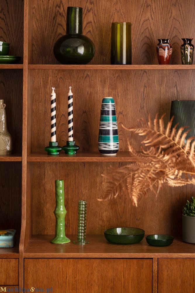 Detal meblościanki z dekoracjami Detal meblościanki z dekoracjami