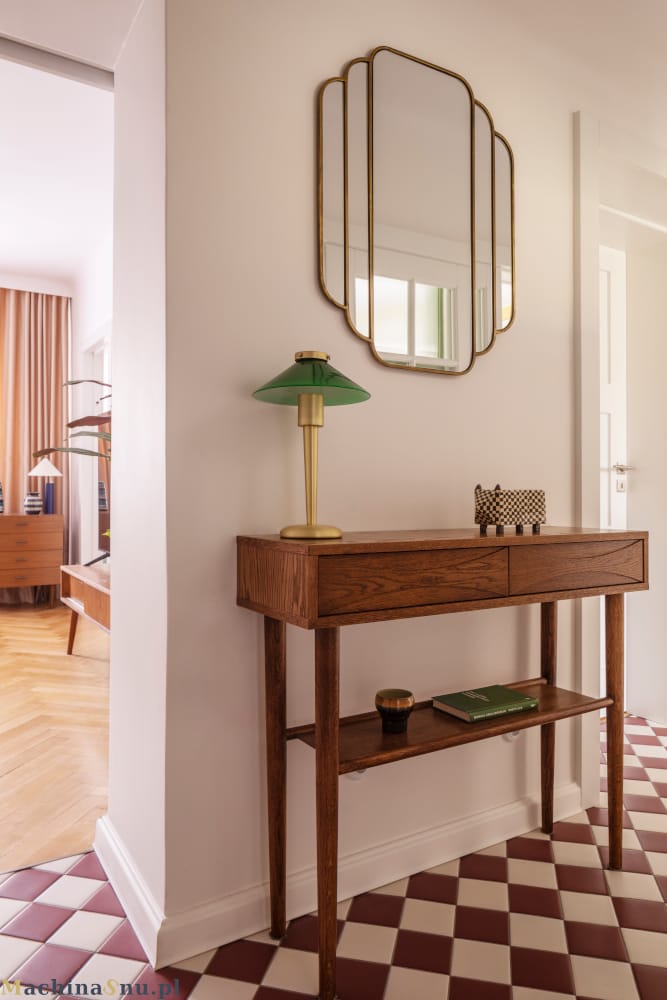 Nowoczesne mieszkanie w stylu PRL- Warszawa Muranów 11 Stolik z lustrem w przedpokoju