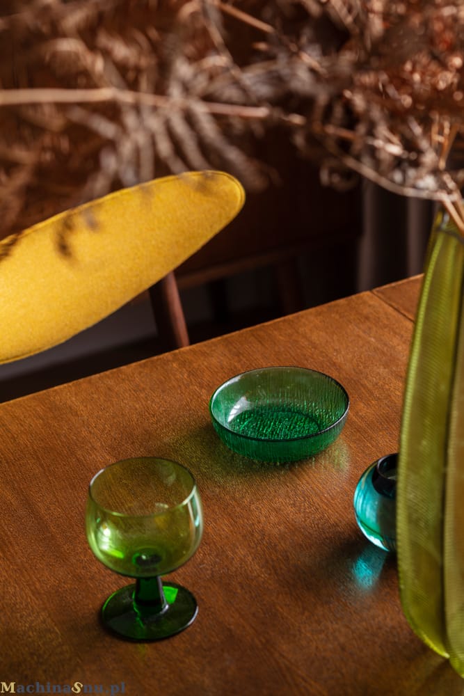 Szklane ozdoby na stole Szklane ozdoby na stole